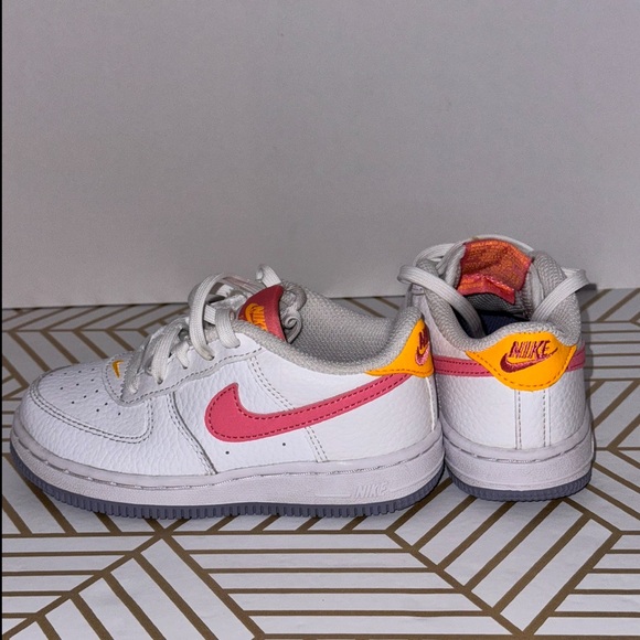 Nike Force 1 low - gently used - Picture 3 of 5